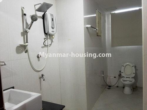 မြန်မာအိမ်ခြံမြေ - ငှားရန် property - No.4038 - ပုလဲကွန်ဒိုတွင် ရှုခင်းကောင်းသော အခန်းတစ်ခန်းငှါးရန်ရှိသည်။bathroom