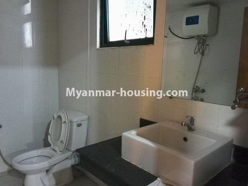 မြန်မာအိမ်ခြံမြေ - ငှားရန် property - No.4038 - ပုလဲကွန်ဒိုတွင် ရှုခင်းကောင်းသော အခန်းတစ်ခန်းငှါးရန်ရှိသည်။bathroom