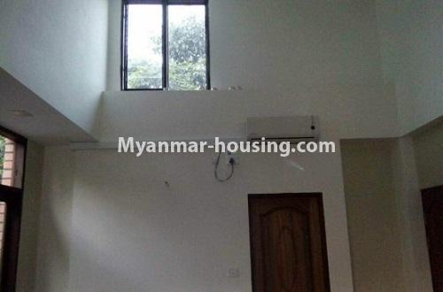 မြန်မာအိမ်ခြံမြေ - ငှားရန် property - No.4055 - ရှစ်မိုင်တွွင် လုံးချင်းငှါးရန်ရှိသည်။ - living room