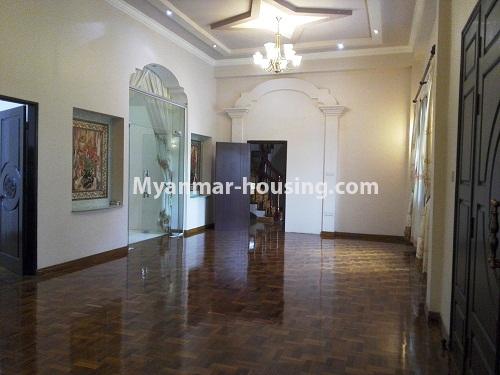 မြန်မာအိမ်ခြံမြေ - ငှားရန် property - No.4090 - ဗဟန်းမြို့နယ်တွင် သုံးထပ်တိုက်လုံးချင်းအိမ် တစ်လုံးဌားရန် ရှိပါသည်။ - View of the living room