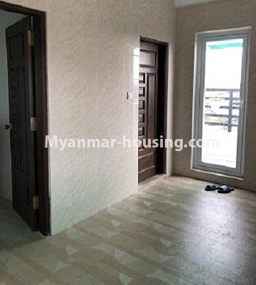 မြန်မာအိမ်ခြံမြေ - ငှားရန် property - No.4101 - Pent House အခန်းကောင်းတစ်ခန်း ရန်ကင်းတွင် ငှားရန်ရှိသည်။ - entrance door