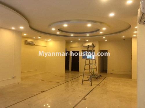 မြန်မာအိမ်ခြံမြေ - ငှားရန် property - No.4103 - စီးပွားရေးလုပ်ချင်သူများအတွက် ရွေှဂုံတိုင်လမ်းမပေါ်တွင် မြေညီတစ်ခန်းငှားရန်ရှိသည်။Hall 