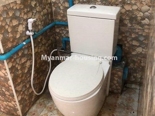 မြန်မာအိမ်ခြံမြေ - ငှားရန် property - No.4103 - စီးပွားရေးလုပ်ချင်သူများအတွက် ရွေှဂုံတိုင်လမ်းမပေါ်တွင် မြေညီတစ်ခန်းငှားရန်ရှိသည်။toilet