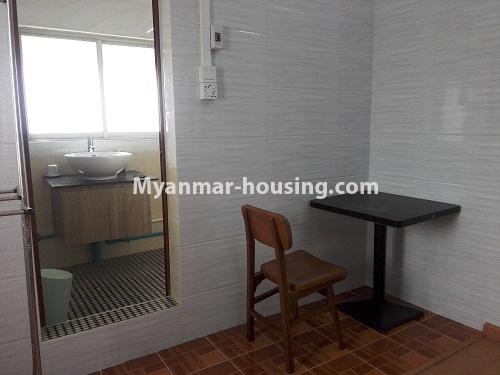 မြန်မာအိမ်ခြံမြေ - ငှားရန် property - No.4109 - အလုံတွင် ကွန်ဒိုခန်းငှါးရန်ရှိသည်။ - single bedroom