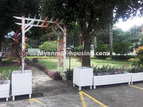Myanmar real estate - for rent property - No.4111 - Coffee Shop or Restaurant for rent near Inya Lake! - entrance way