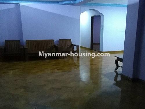 မြန်မာအိမ်ခြံမြေ - ငှားရန် property - No.4117 - ကမာရွတ်တွင် ကွန်ဒိုအခန်းကောင်းငှားရန်ရှိသည်။Living room
