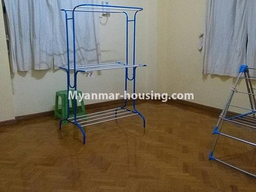 မြန်မာအိမ်ခြံမြေ - ငှားရန် property - No.4117 - ကမာရွတ်တွင် ကွန်ဒိုအခန်းကောင်းငှားရန်ရှိသည်။ - Single bed room