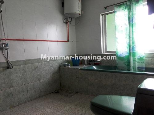 မြန်မာအိမ်ခြံမြေ - ငှားရန် property - No.4143 - ဒဂုံတွင် ကွန်ဒိုအခန်းကောင်း ငှားရန်ရှိသည်။Bathroom