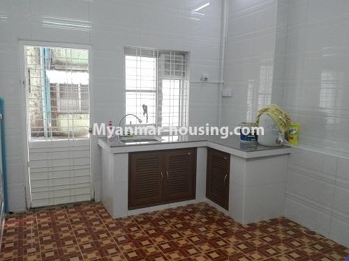 ミャンマー不動産 - 賃貸物件 - No.4156 - Ground floor apartment for rent in Lanmadaw! - kitchen