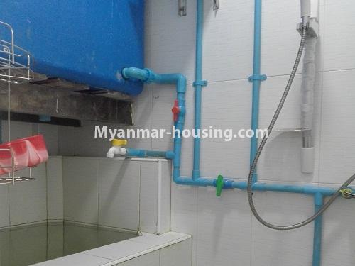 ミャンマー不動産 - 賃貸物件 - No.4156 - Ground floor apartment for rent in Lanmadaw! - bathroom