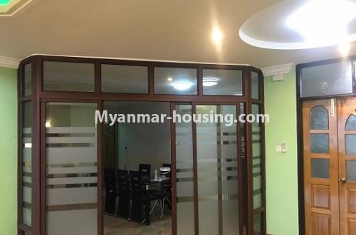 မြန်မာအိမ်ခြံမြေ - ငှားရန် property - No.4161 - Sinmalite Business Tower တွင် အဆင့်မြင့်ပြင်ဆင်ပြီး အခန်းတစ်ခန်း ငှားရန်ရှိသည်။ - living room view