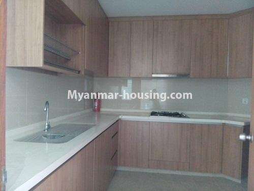 မြန်မာအိမ်ခြံမြေ - ငှားရန် property - No.4173 - အလုံတွင် လူနေကွန်ဒိုတိုက်ခန်း ငှားရန်ရှိသည်။kitchen view