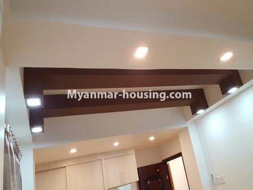မြန်မာအိမ်ခြံမြေ - ငှားရန် property - No.4174 - ကမာရွတ်တွင် အပေါ်ဆုံးလွှာ ကွန်ဒိုခန်း ငှားရန်ရှိသည်။ - living room view