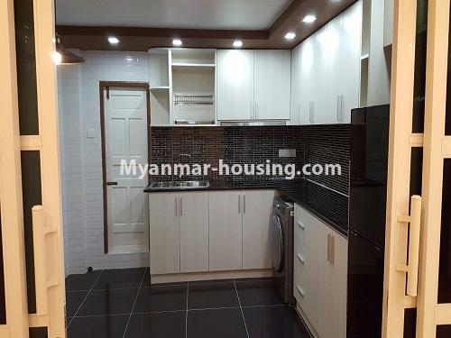 မြန်မာအိမ်ခြံမြေ - ငှားရန် property - No.4174 - ကမာရွတ်တွင် အပေါ်ဆုံးလွှာ ကွန်ဒိုခန်း ငှားရန်ရှိသည်။kitchen view