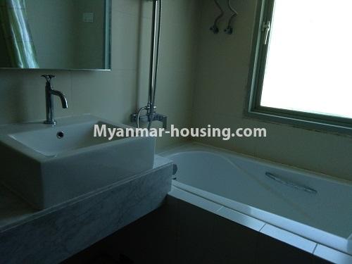 မြန်မာအိမ်ခြံမြေ - ငှားရန် property - No.4180 - ဗဟန်းတွင် ရှု့ခင်းကောင်းကောင်း ကွန်ဒိုခန်း ငှားရန်ရှိသည်။ - bathroom in master bedroom