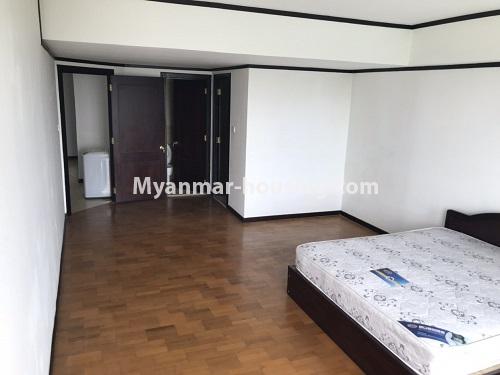 မြန်မာအိမ်ခြံမြေ - ငှားရန် property - No.4183 - အလုံတွင် ကွန်ဒိုတိုက်ခန်းကောင်း ငှားရန်ရှိသည်။Master bed room