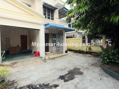 ミャンマー不動産 - 賃貸物件 - No.4188 - Landed house for rent in Pan Hlaing Housing, Sanchaung! - house and compound view