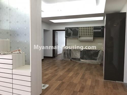မြန်မာအိမ်ခြံမြေ - ငှားရန် property - No.4189 - အလုံတွင် ကွန်ဒိုခန်းသစ် ငှားရန်ရှိသည်။ - kitchen view with fridge 