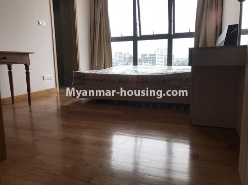 မြန်မာအိမ်ခြံမြေ - ငှားရန် property - No.4190 - အလုံး Hilltop Vista ကွန်ဒိုတွင် အခန်းငှားရန် ရှိသည်။  - living room