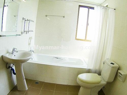 မြန်မာအိမ်ခြံမြေ - ငှားရန် property - No.4192 - စမ်းချောင်း Pyay Garden ကွန်ဒိုတွင် အခန်းငှားရန် ရှိသည်။bathroom