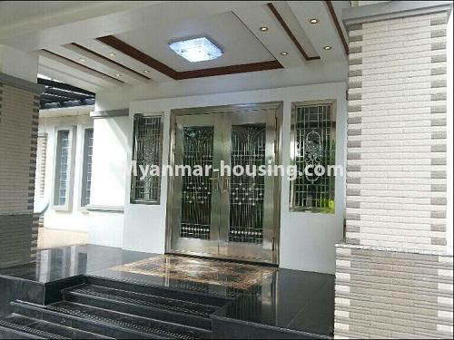 မြန်မာအိမ်ခြံမြေ - ငှားရန် property - No.4194 - လှိုင်တွင် အိမ်ကြီး အိမ်ကောင်းတစ်လုံး ငှားရန်ရှိသည်။ - entrance door view
