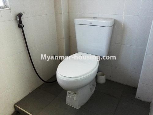 မြန်မာအိမ်ခြံမြေ - ငှားရန် property - No.4197 - ဗိုလ်တစ်ထောင်တွင် ကွန်ဒိုတိုက်ခန်းအသစ် ငှားရန်ရှိသည်။ - toilet
