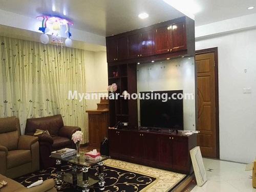 မြန်မာအိမ်ခြံမြေ - ငှားရန် property - No.4207 - ဗဟန်းတွင် ပလဲကွန်ဒိုခန်း ငှားရန်ရှိသည်။living room