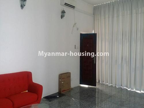 မြန်မာအိမ်ခြံမြေ - ငှားရန် property - No.4210 - မြို့ထဲတွင် အပေါ်ဆုံးထပ်ငှားရန် ရှိသည်။ - living room