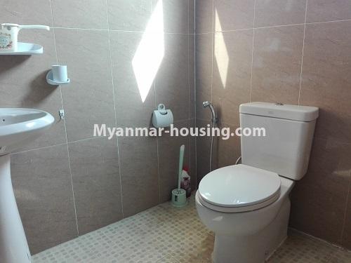 မြန်မာအိမ်ခြံမြေ - ငှားရန် property - No.4219 - လှိုင်မြို့နယ်တွင် ကွန်ဒိုသစ် အပေါ်ဆုံးထပ် ငှားရန် ရှိသည်။ - bathroom view
