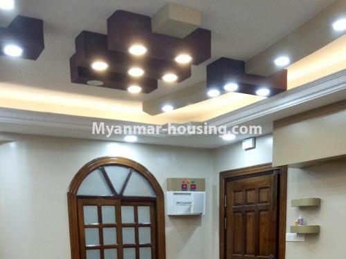 မြန်မာအိမ်ခြံမြေ - ငှားရန် property - No.4223 - မြို့ထဲတွင် ကွန်ဒိုခန်းငှားရန် ရှိသည်။ - living room ceiling view