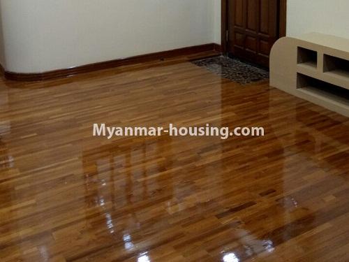 မြန်မာအိမ်ခြံမြေ - ငှားရန် property - No.4223 - မြို့ထဲတွင် ကွန်ဒိုခန်းငှားရန် ရှိသည်။living room floor view