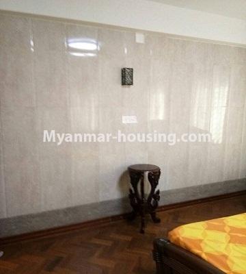 မြန်မာအိမ်ခြံမြေ - ငှားရန် property - No.4226 - ဗဟန်း တက္ကသိုလ်ရိပ်မွန် ကွန်ဒိုတွင် အခန်းငှားရန် ရှိသည်။ - dressing table in master bedroom