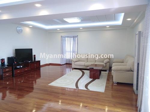 မြန်မာအိမ်ခြံမြေ - ငှားရန် property - No.4228 - အလုံတွင် ကွန်ဒိုခန်ကောင်း ငှားရန်ရှိသည်။ - living room view