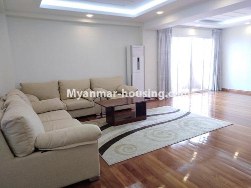 မြန်မာအိမ်ခြံမြေ - ငှားရန် property - No.4228 - အလုံတွင် ကွန်ဒိုခန်ကောင်း ငှားရန်ရှိသည်။ - living room view