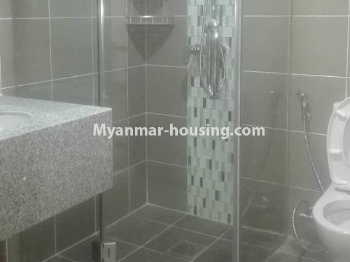 မြန်မာအိမ်ခြံမြေ - ငှားရန် property - No.4230 - ရန်ကုန်မြို့လည်ခေါင်တွင် ကွန်ဒိုခန်းအသစ် ငှားရန်ရှိသည်။master bedroom bathroom