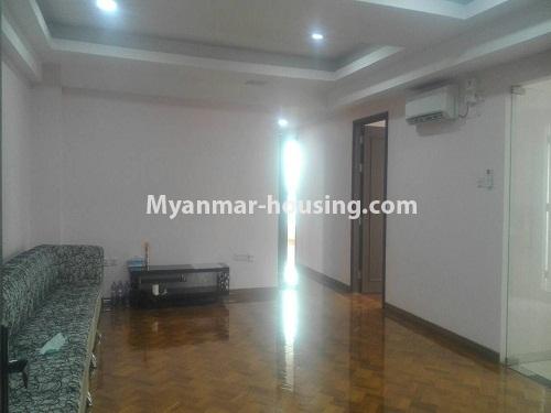 မြန်မာအိမ်ခြံမြေ - ငှားရန် property - No.4231 - ရန်ကုန်မြို့လည်ခေါင်တွင် ကွန်ဒိုခန်းအသစ် ငှားရန်ရှိသည်။ - living room view