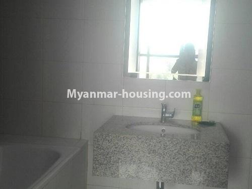 မြန်မာအိမ်ခြံမြေ - ငှားရန် property - No.4231 - ရန်ကုန်မြို့လည်ခေါင်တွင် ကွန်ဒိုခန်းအသစ် ငှားရန်ရှိသည်။master bedroom bathroom