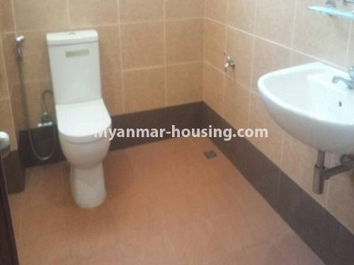 မြန်မာအိမ်ခြံမြေ - ငှားရန် property - No.4233 - မြို့ထဲတွင် ကွန်ဒိုခန်းငှားရန် ရှိသည်။ - compound bathroom view