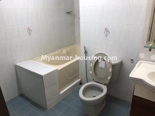 မြန်မာအိမ်ခြံမြေ - ငှားရန် property - No.4241 - ပြည်လမ်းစိန်ဂေဟာတွင် ကွန်ဒိုခန်းငှားရန်ရှိသည်။ master bedroom bathroom