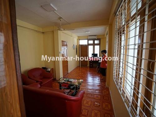 မြန်မာအိမ်ခြံမြေ - ငှားရန် property - No.4255 - ကမာရွတ်တွင် တိုက်ခန်းငှားရန် ရှိသည်။  - living room area