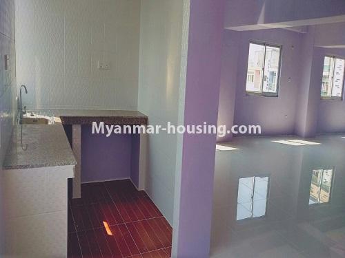 ミャンマー不動産 - 賃貸物件 - No.4257 - New condo room for rent in Botahtaung! - kitchen and hall