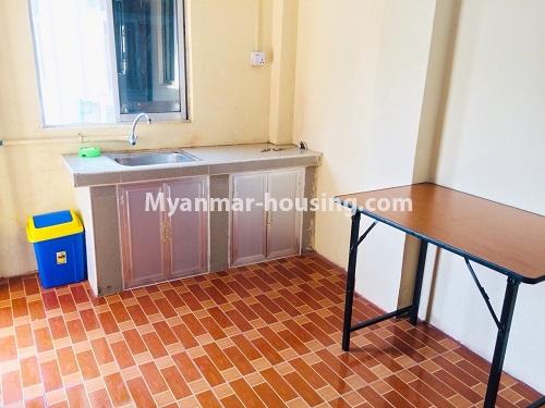 缅甸房地产 - 出租物件 - No.4263 - One bedroom apartment for rent in Kamaryut! - dining area and kitchen 