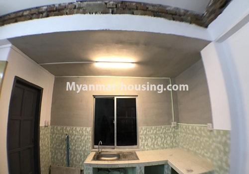 မြန်မာအိမ်ခြံမြေ - ငှားရန် property - No.4264 - ကမာရွတ်တွင် အိပ်ခန်းတစ်ခန်နှင့် တိုက်ခန်းငှားရန်ရှိသည်။kitchen view