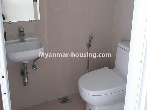 မြန်မာအိမ်ခြံမြေ - ငှားရန် property - No.4265 - အလုံ ပါရာဂွန်ကွန်ဒိုတွင် အခန်းငှားရန်ရှိသည်။  - another bathroom view