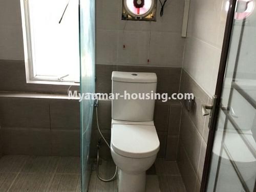 မြန်မာအိမ်ခြံမြေ - ငှားရန် property - No.4268 - လမ်းမတော်တွင် အပေါ်ဆုံးလွှာ ကွန်ဒိုတိုက်ခန်း ငှားရန်ရှိသည်။ - another bathroom view