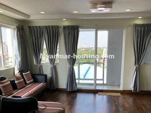 မြန်မာအိမ်ခြံမြေ - ငှားရန် property - No.4268 - လမ်းမတော်တွင် အပေါ်ဆုံးလွှာ ကွန်ဒိုတိုက်ခန်း ငှားရန်ရှိသည်။ - living room view