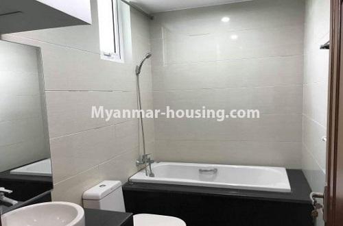 မြန်မာအိမ်ခြံမြေ - ငှားရန် property - No.4271 - လှိုင် ရွေှဟင်္သာကွန်ဒိုတွင် အခန်းငှားရန် ရှိသည်။bathroom view