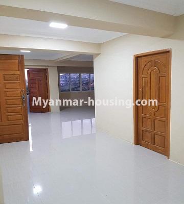 မြန်မာအိမ်ခြံမြေ - ငှားရန် property - No.4281 - လှိိုင်တွင် ကွန်ဒိုခန်း ငှားရန်ရှိသည်။living room area
