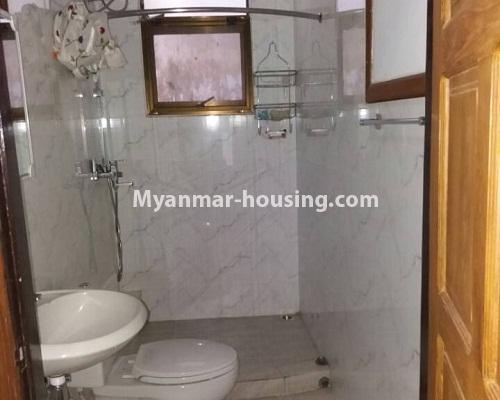 မြန်မာအိမ်ခြံမြေ - ငှားရန် property - No.4294 - ဗဟန်း ပုလဲကွန်ဒိုတွင် အခန်းငှားရန်ရှိသည်။  - master bedroom bathroom