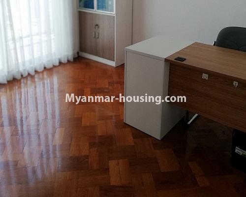 မြန်မာအိမ်ခြံမြေ - ငှားရန် property - No.4297 - မြို့ထဲတွင် ကွန်ဒိုခန်း ထပ်ခိုးအသေးပါ အပေါ်ဆုံးလွှာ ငှားရန်ရှိသည်။ - master bedroom 2